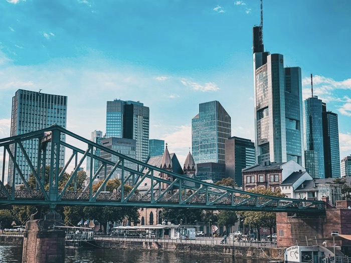 Frankfurt mit Sicht auf die Skyline und auf den Main
